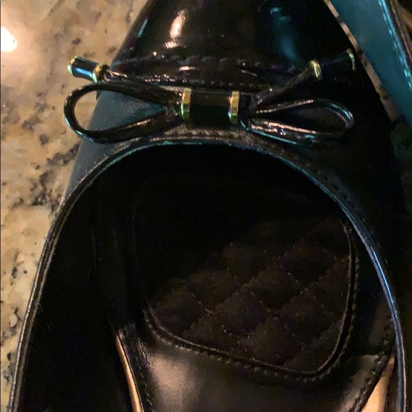 Chaps size 8 black wedges with gold accents on bow - Picture 5 of 5